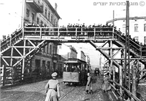 יהודים עוברים על הגשר בגטו לודז', פולין