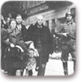 יהודים מובלים לאקציה לאחר נפילתם בשבי במהלך המרד בגטו ורשה בשנת 1943