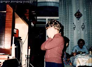 בת למסורבי עליה מברכת על נרות שבת, לנינגרד, 1984