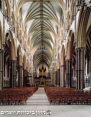 מראה פנימי של כנסייה בסגנון גותי, לינקולן, אנגליה