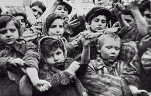 ילדים ששוחררו במחנה אושוויץ חושפים את זרועותיהם