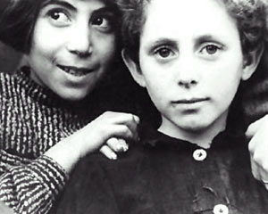 שתי ילדות יהודיות בפולין